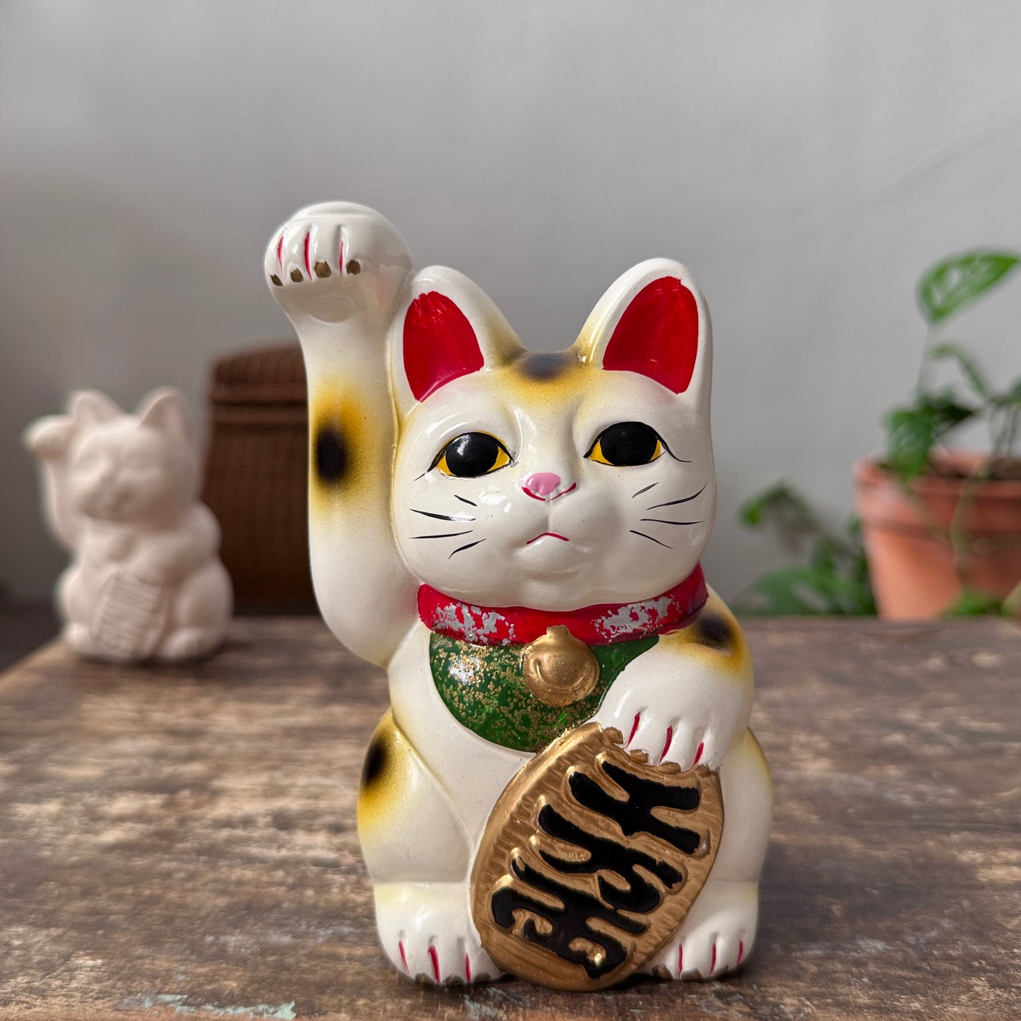 三色右手招財貓