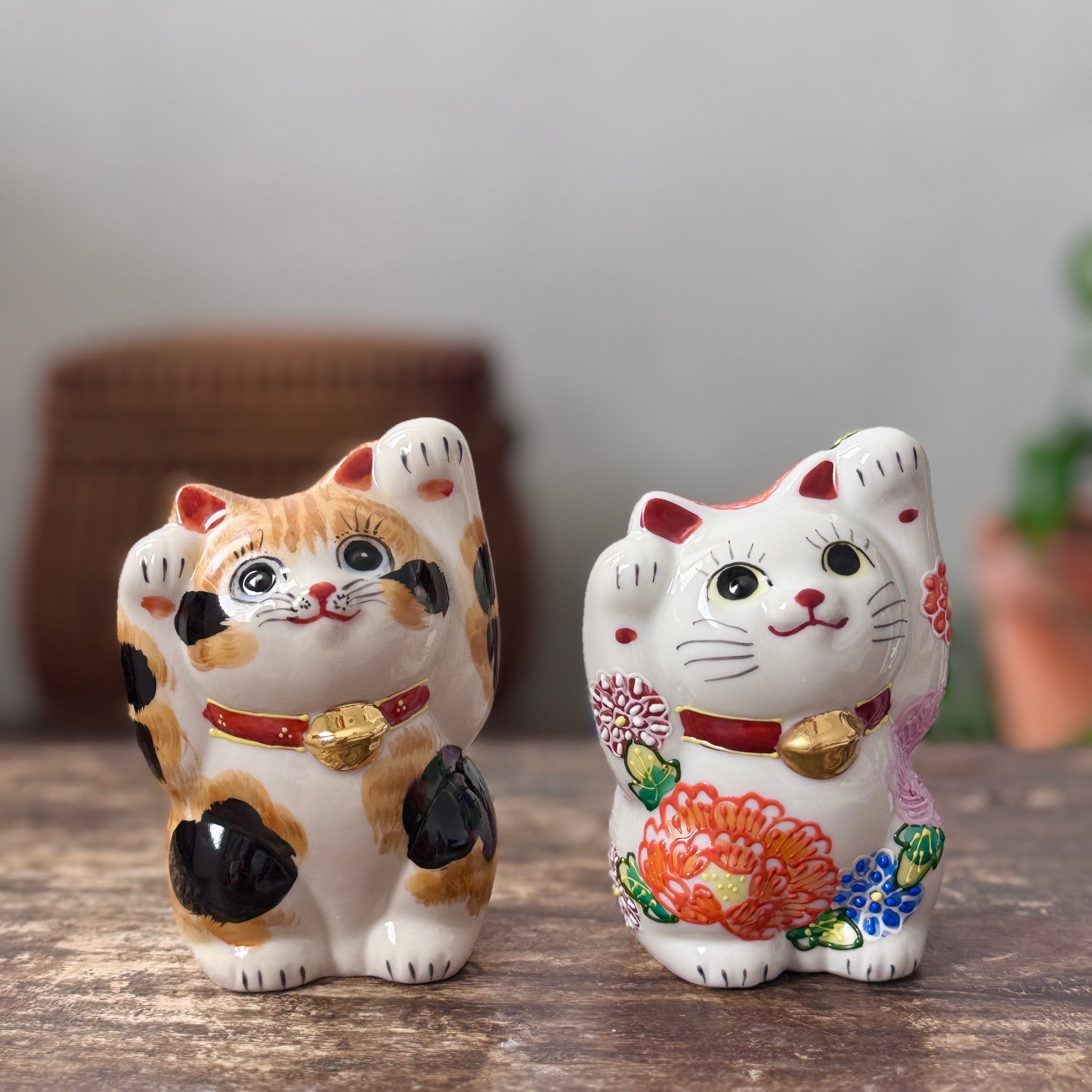 白彩花卉招財貓